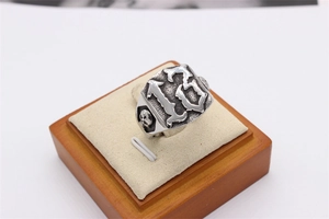 Détail de la gravure de crâne vintage et du numéro treize sur la bague en acier inoxydable