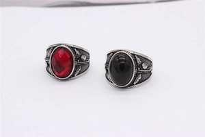 Detailansicht von Retro-Silberstahlringen mit roten Zirkonia- und schwarzen Onyx-Edelsteinen