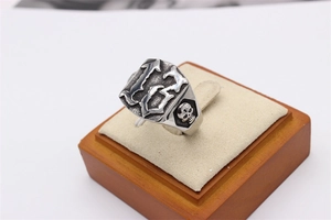 Détail macro d'une bague rétro en acier inoxydable avec numéro 13 et gravures de crâne