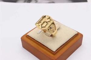 Vue détaillée d'une bague chevalière tête de mort dorée avec chiffre 13 et gravure punk
