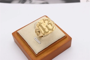 Vue macro d'une bague punk vintage dorée avec le chiffre 13 et détails de crâne