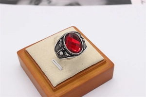 Detailansicht eines Retro-Herrenrings aus Stahl mit rotem Edelstein und Gravuren