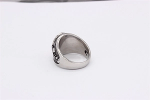 Nahaufnahme eines Vintage-Stahlrings mit schwarzer Gittertextur und polierter Innenseite