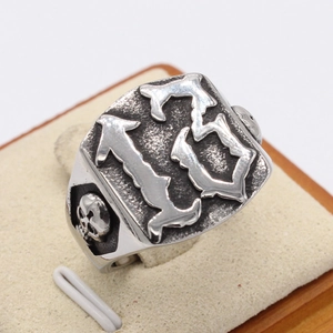 Bague punk rétro pour hommes en acier inoxydable avec chiffre 13 et détails de crâne