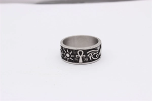 Vue macro d'une bague rétro en acier avec l'Œil de Horus et symboles d'Ankh égyptien