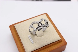Detailed view of the punk-style skull ring featuring hollow eyes and a metallic finish