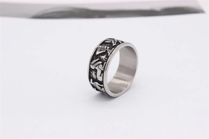 Détail macro de la bague rétro en acier avec relief de Sphinx égyptien et fini mat