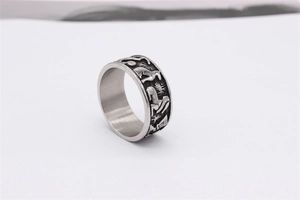 Relief détaillé de motifs animaux anciens sur une bague large en acier au style vintage