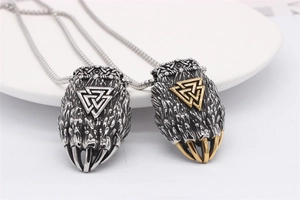Detailansicht der Retro-Wikinger-Klauenanhänger mit Valknut-Symbol und Pelzstruktur