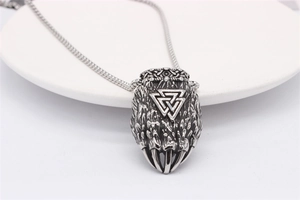 Detailaufnahme des Wikinger-Klauenanhängers mit Valknut-Symbol in Vintage-Edelstahl-Optik
