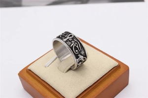 Détail macro d'une bague en acier rétro avec croix Ankh et gravure de l'Œil d'Horus