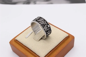 Détail d'une bague rétro en acier inoxydable avec scarabée égyptien et motifs de soleil