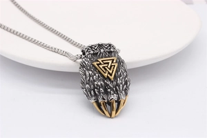 Detailansicht des Wikinger-Klauenanhängers mit Valknut-Symbol und Silberfinish