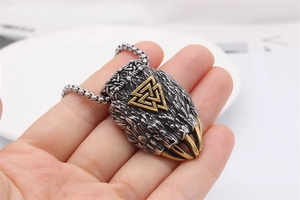 Viking-Krallenanhänger mit goldenem Valknut-Symbol in antikem Silber-Finish im Detail