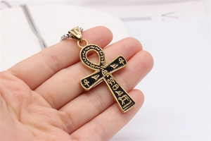 Détail macro du pendentif croix Ankh égyptienne avec placage d'or et émail noir