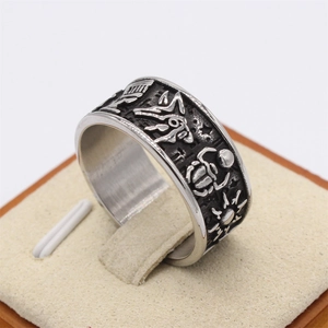 Bague vintage en acier avec Oeil d'Horus, relief scarabée égyptien et finition antique
