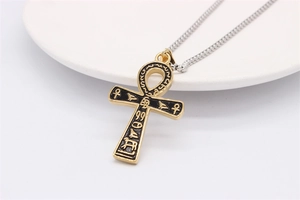 Vue détaillée du pendentif Ankh doré avec émail noir et hiéroglyphes égyptiens