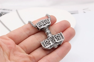 Détail du pendentif Marteau de Thor vintage avec gravures de nœuds celtiques complexes