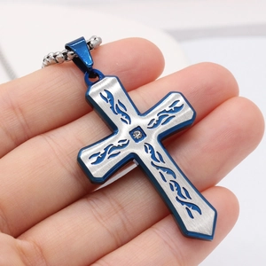 Collier croix pour homme en acier inoxydable avec détails bleus et finition brossée
