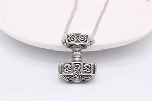 Détail du pendentif Marteau de Thor vintage avec nœuds celtiques sur chaîne tressée