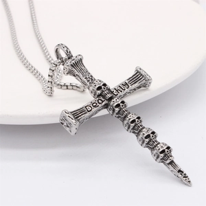 Retro Gotik Totenkopf Kreuz Halskette aus Edelstahl mit Deadly Gravur Detail