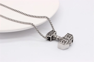 Gros plan du pendentif Marteau de Thor vintage avec nœuds celtiques et chaîne