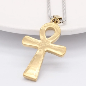 Pendentif croix Ankh doré vintage avec finition mate sur collier en acier argenté