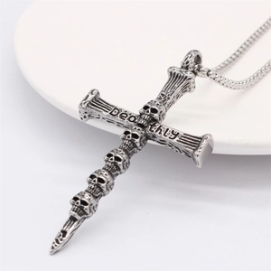 Gotische Totenkopf Kreuz Halskette aus Vintage Silberstahl mit Deathly Gravur