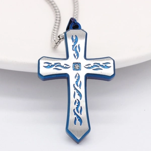Collier croix bleu et argent en acier brossé avec détail en zircon au centre