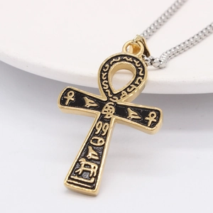 Collier pendentif croix Ankh vintage avec hiéroglyphes égyptiens sur assiette blanche