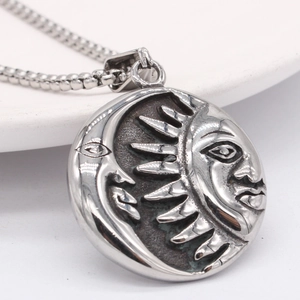 Collana tarot vintage con ciondolo sole e luna su una raffinata catena a sfere