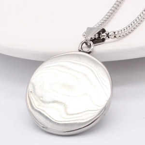 Collana con ciondolo sole e luna argento, finitura strutturata e catena a scatola