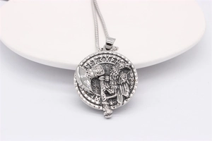 Détails macro du pendentif hache corbeau viking avec motifs de runes gravées