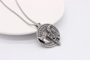 Détail du pendentif Viking vintage en argent avec corbeau et hache sur chaîne à perles