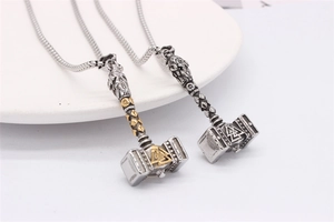 Détail des pendentifs marteau de Thor Mjölnir avec gravures de nœuds vikings nordiques
