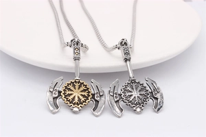 Vue détaillée des colliers pendentifs hache Viking rétro en finitions argent et or avec gravures