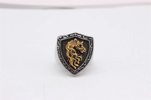 Détail macro d'une bague bouclier rétro avec relief de tête de cheval dorée et motifs