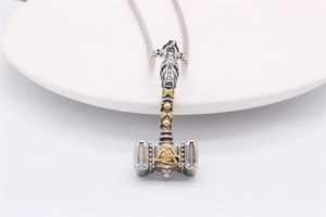 Détail du pendentif Marteau de Thor viking avec symbole Valknut doré sur acier
