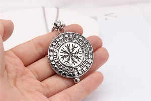Gros plan du pendentif boussole viking avec runes et gravure Live Forever