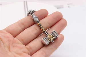 Vue détaillée du pendentif Marteau de Thor avec symbole Valknut doré et texture tissée
