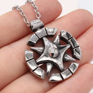 Collier homme avec pendentif boussole étoile en acier titane avec finition argentée