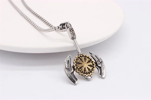 Détail du pendentif hache viking avec boussole runique dorée sur céramique blanche