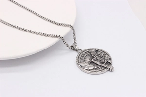 Détail du pendentif Viking avec gravures de runes et corbeau sur une chaîne argent