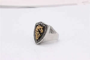 Détail d'une bague blason vintage avec relief de tête de cheval dorée et crinière de feu