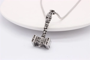 Vue macro du pendentif Mjölnir vintage avec symbole Valknut sur une chaîne serpent