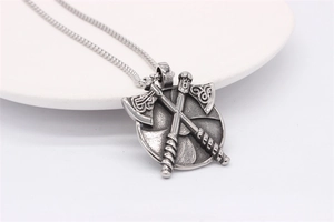 Détail du pendentif hache double viking et bouclier sur une chaîne en acier inoxydable