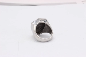 Vue macro d'une bague chevalière rétro en acier inoxydable avec finition noire oxydée