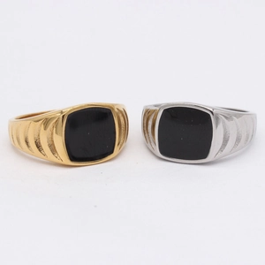 Minimalistische schwarze Siegelringe in Gold und Silber mit strukturierten Seiten