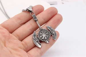 Détail du pendentif hache viking avec rune Aegishjalmur en acier inoxydable argenté
