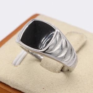 Herrenring aus Titanstahl mit schwarzer Emaille-Oberfläche und seitlichen Rillen-Details